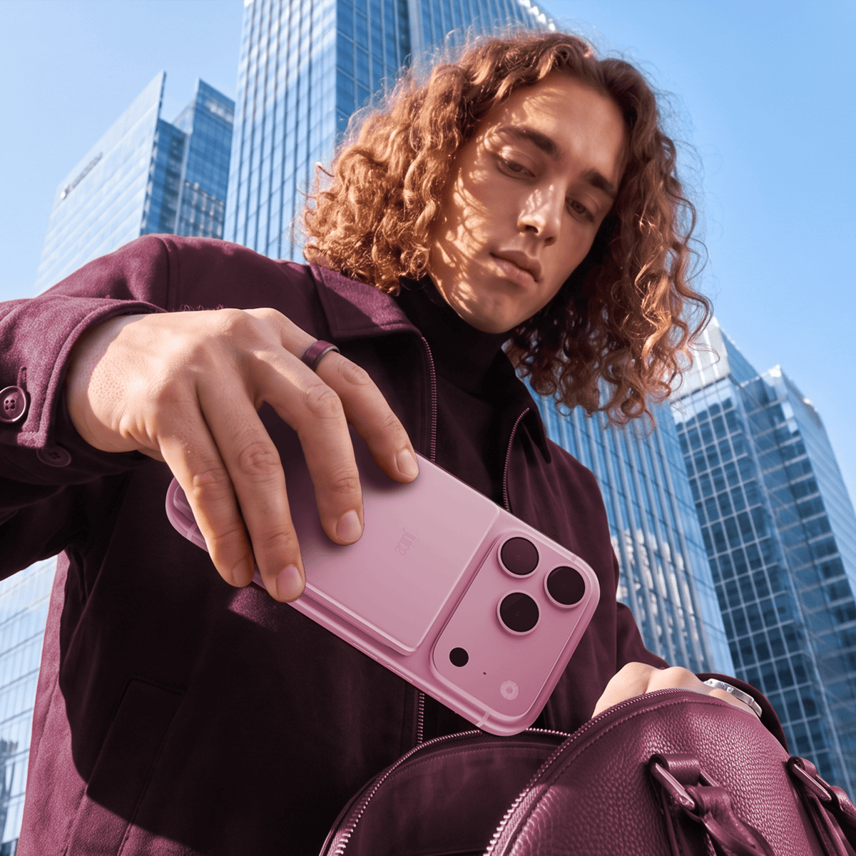 Juice 1 Charge Mag Tec Power Bank – 5,000mAh – iPhone 18 Colour Match – Pink – Lifestyle