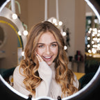 حلقة إضاءة سطح المكتب "Perfect Glow" من Juice Social مع أرجل من الألومنيوم